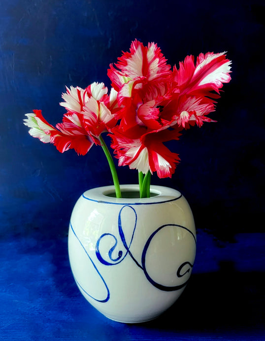 Large calligraphy vase in English porcelain