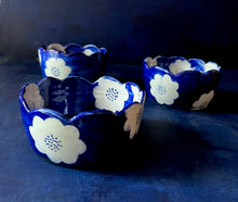 Load image into Gallery viewer, Blue scalloped camelila bowl