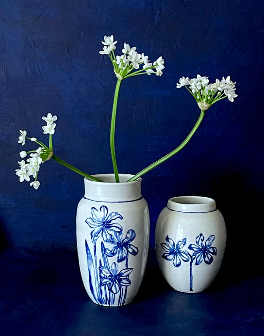 English porcelain stout narcissus vase