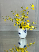 Load image into Gallery viewer, English porcelain daffodil study vase