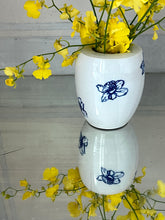 Load image into Gallery viewer, English porcelain daffodil study vase