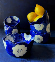 Load image into Gallery viewer, Blue scalloped camelila bowl