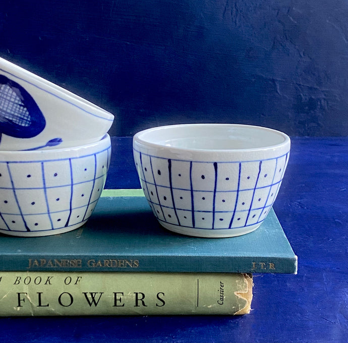 Fine English Porcelain grid soba choko cup