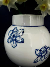 Load image into Gallery viewer, English porcelain daffodil study vase