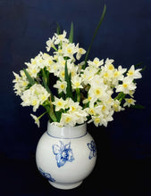 Load image into Gallery viewer, English porcelain daffodil study vase