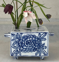 Load image into Gallery viewer, English porcelain zinnia flower brick with handles and side panels and feet