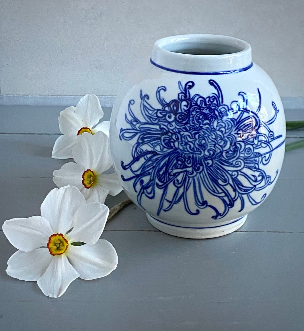 English porcelain small spider chrysanthemum vase