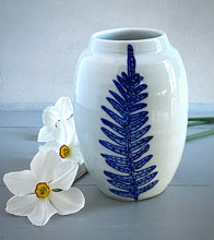 Load image into Gallery viewer, English porcelain fern vase