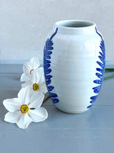 Load image into Gallery viewer, English porcelain fern vase
