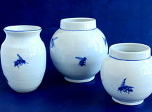 Load image into Gallery viewer, English porcelain bee vase