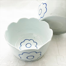 Load image into Gallery viewer, Fine porcelain scalloped camilla bowl