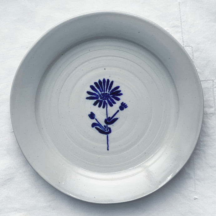 Porcelain daisy dinner plate