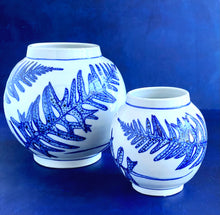 Load image into Gallery viewer, Small English porcelain fern vase