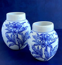 Load image into Gallery viewer, English porcelain peony vase