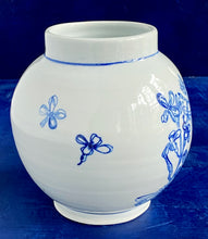 Load image into Gallery viewer, English porcelain phlox vase