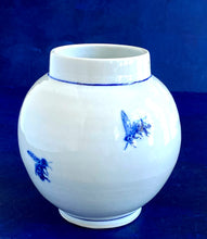 Load image into Gallery viewer, English porcelain bee vase