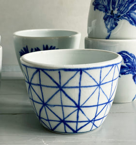 Fine English porcelain tumbler, triangle