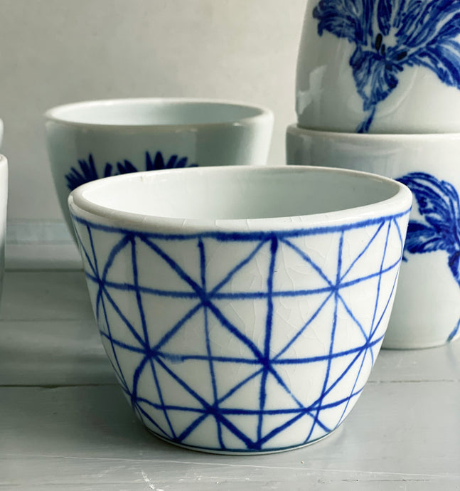 Fine English porcelain tumbler, triangle