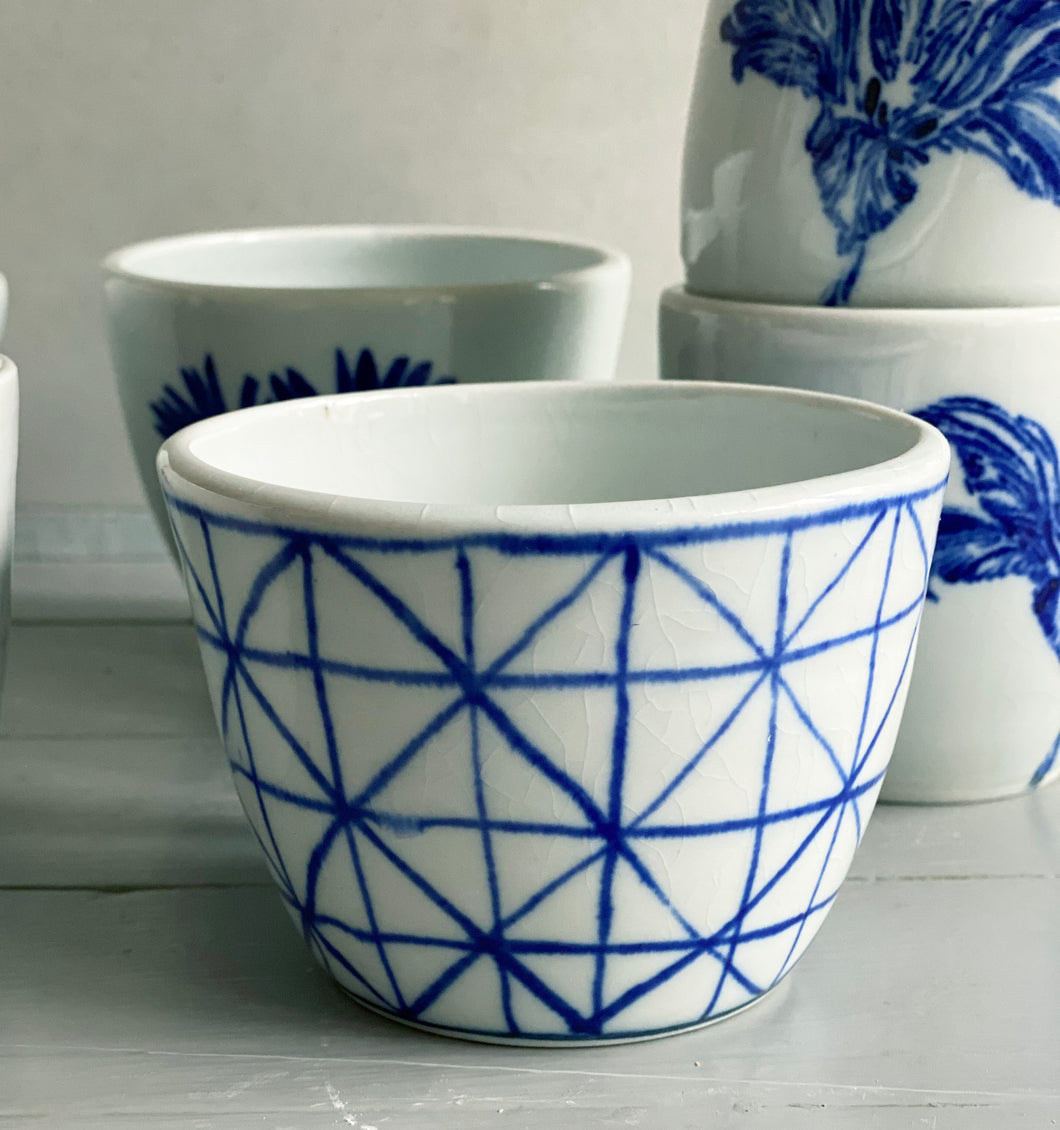 Fine English porcelain tumbler, triangle