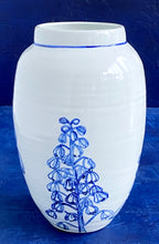 Load image into Gallery viewer, English porcelain fritillaria persica vase with bug