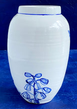 Load image into Gallery viewer, English porcelain fritillaria persica vase with bug